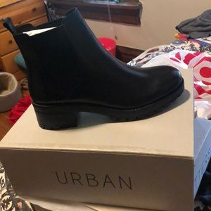 Size 9 Maci Chelsea Urban Outfitters boots- black